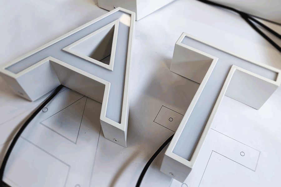 設(shè)計制作鏤空字標識標牌具備哪些特征？